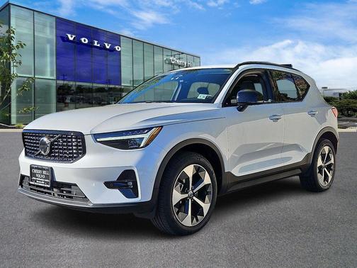 2025 Volvo XC40 B5 Plus Dark Theme