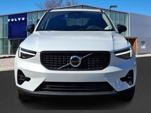 2025 Volvo XC40 B5 Plus Dark Theme