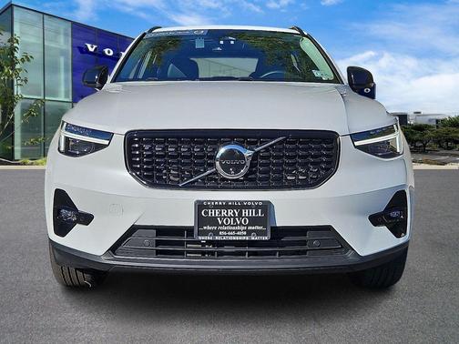 2025 Volvo XC40 B5 Plus Dark Theme