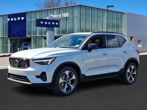 2025 Volvo XC40 B5 Plus Dark Theme
