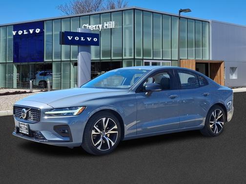 2024 Volvo S60 B5 Core Dark Theme