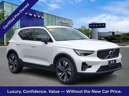 Crystal White 2024 Volvo XC40 Plus