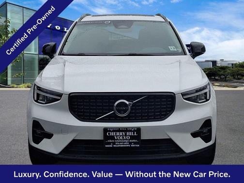 Crystal White 2024 Volvo XC40 Plus
