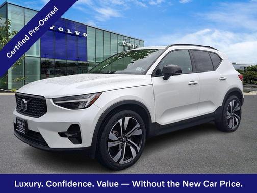 Crystal White 2024 Volvo XC40 Plus
