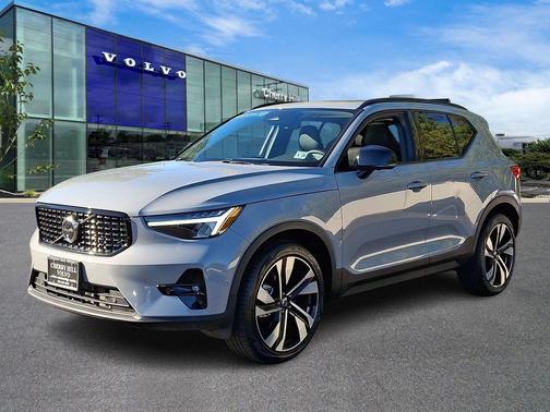 2025 Volvo XC40 B5 Plus Dark Theme