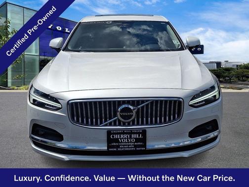 Crystal White 2023 Volvo S90 Ultimate