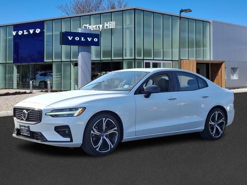2024 Volvo S60 B5 Plus Dark Theme
