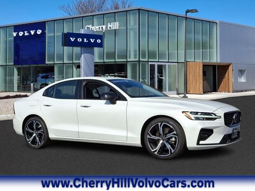 2024 Volvo S60 B5 Plus Dark Theme