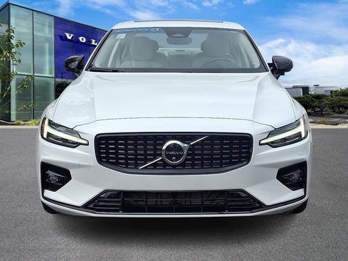 2024 Volvo S60 B5 Plus Dark Theme