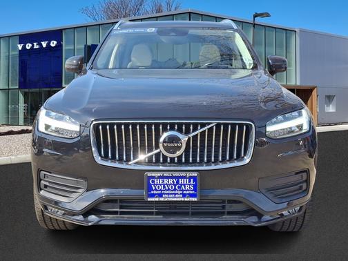 2022 Volvo XC90 T6 Momentum 7 Passenger