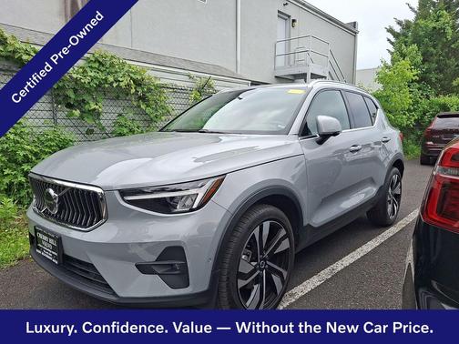Vapour Grey 2024 Volvo XC40 Plus