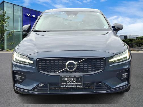 2024 Volvo S60 B5 Core Dark Theme