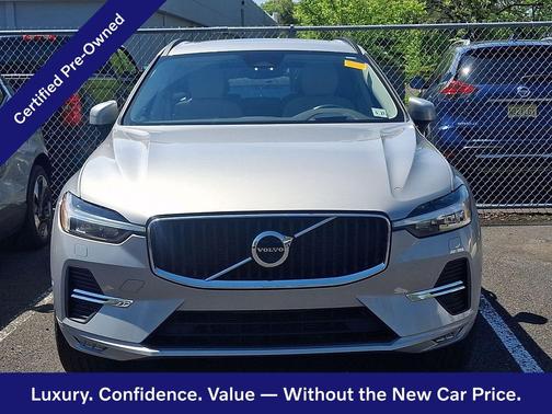 Silver Dawn 2022 Volvo XC60 B5 Momentum