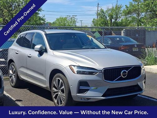 Silver Dawn 2022 Volvo XC60 B5 Momentum