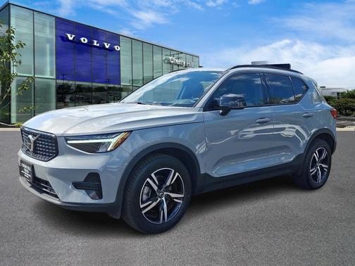 2024 Volvo XC40 B5 Core Dark Theme