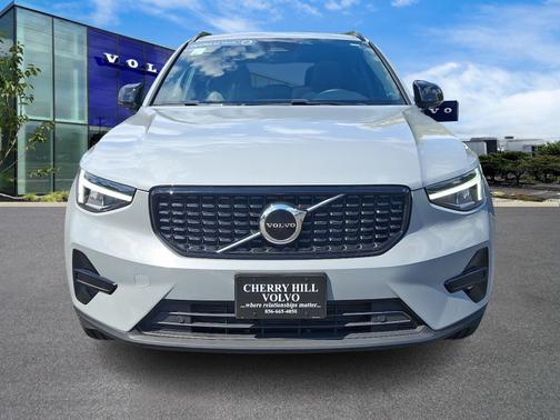 2024 Volvo XC40 B5 Core Dark Theme