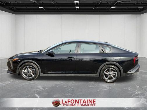 Aurora Black Pearl 2025 Kia K4