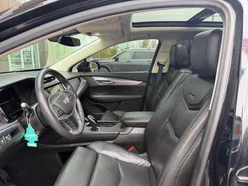 Stellar Black Metallic 2017 Cadillac XT5 Luxury