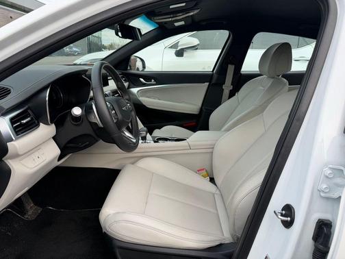 Uyuni White 2025 Genesis G70 2.5T