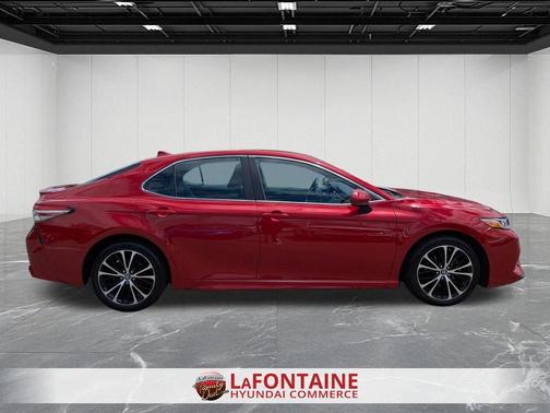 Red 2019 Toyota Camry SE