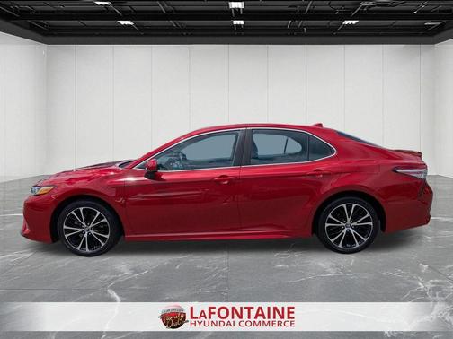 Red 2019 Toyota Camry SE