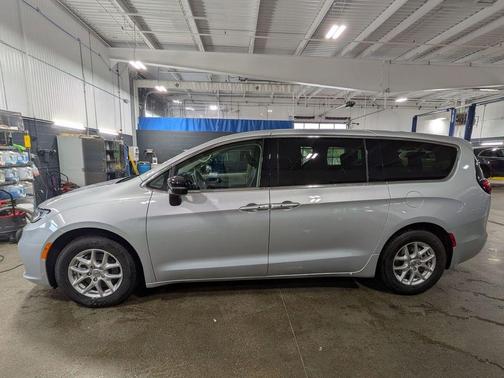 Silver Mist Clearcoat 2024 Chrysler Pacifica Touring-L