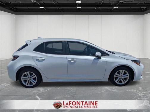Wind Chill Pearl / Midnight Black Metallic 2022 Toyota Corolla Hatchback SE