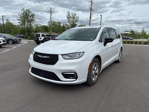 Bright White Clearcoat 2024 Chrysler Pacifica Limited