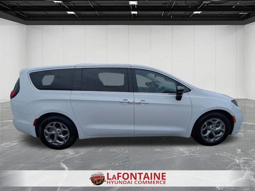 Bright White Clearcoat 2024 Chrysler Pacifica Limited