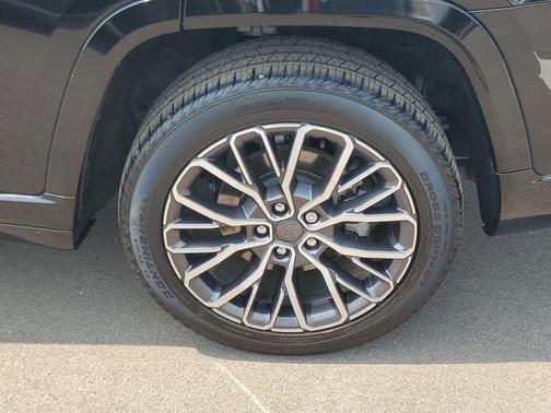 Diamond Black 2023 Jeep Grand Cherokee L Summit
