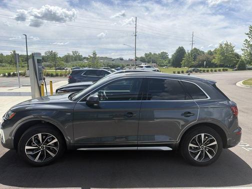 Daytona Gray Pearl Effect 2024 Audi Q5 45 S line quattro Premium