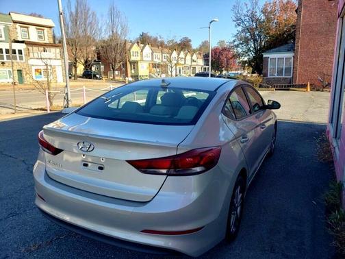 Photo 4 of 11 of 2017 Hyundai Elantra SE