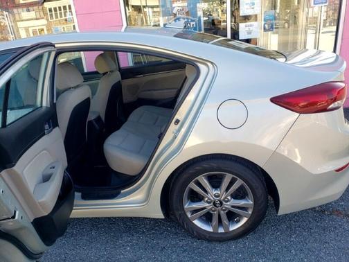 Photo 5 of 11 of 2017 Hyundai Elantra SE