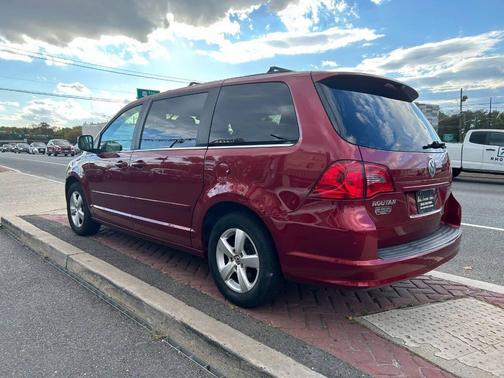 2011 Volkswagen Routan SE