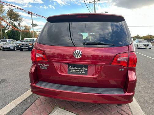2011 Volkswagen Routan SE
