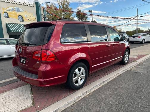 2011 Volkswagen Routan SE