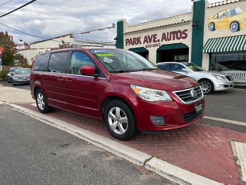 2011 Volkswagen Routan SE
