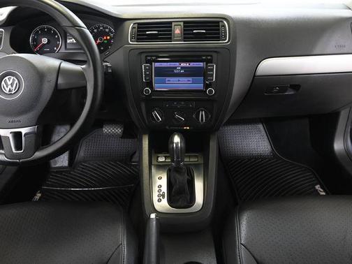 Platinum Gray Metallic 2014 Volkswagen Jetta Auto SE w/Connectivity