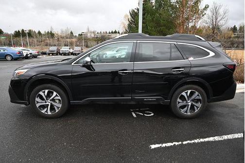 Crystal Black Silica 2022 Subaru Outback Touring