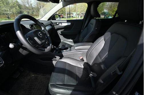 2022 Volvo XC40 T5 Momentum