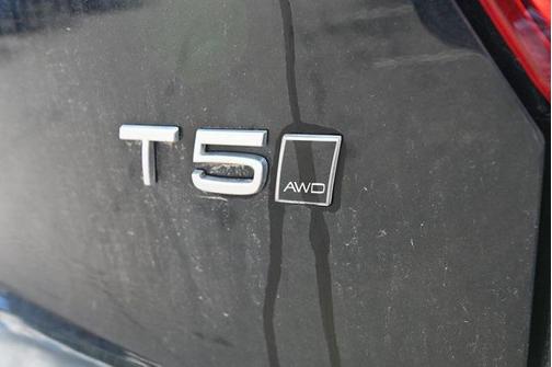 2022 Volvo XC40 T5 Momentum