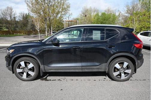 2022 Volvo XC40 T5 Momentum