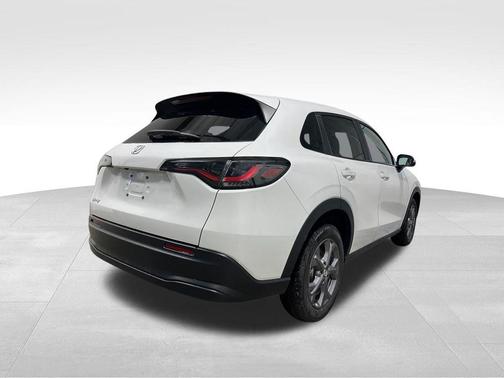 Platinum White Pearl 2026 Honda HR-V LX