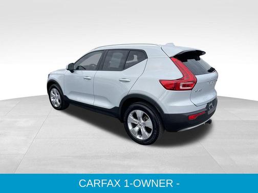 2022 Volvo XC40 T5 Momentum