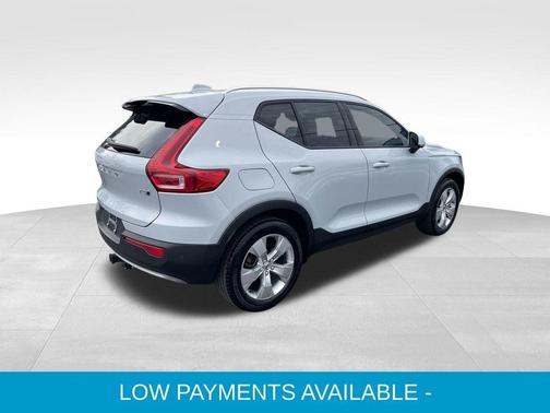 2022 Volvo XC40 T5 Momentum