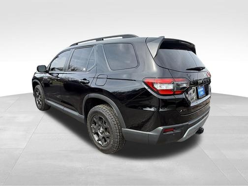 Crystal Black Pearl 2025 Honda Pilot TrailSport