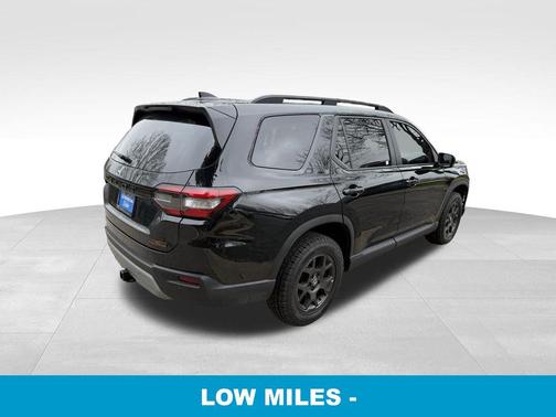 Crystal Black Pearl 2025 Honda Pilot TrailSport