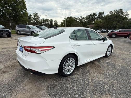Super White 2019 Toyota Camry XLE