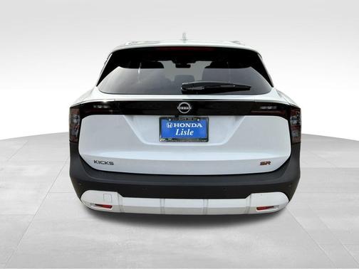 Aspen White 2025 Nissan Kicks SR