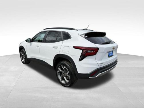 Summit White 2025 Chevrolet Trax LT